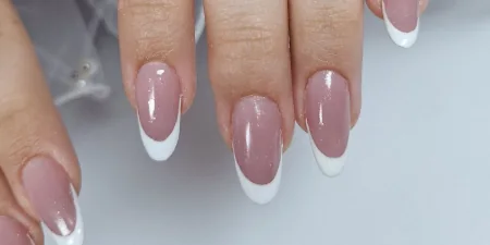 Mandula formájú, egyszerű francia stílusú műkörmök