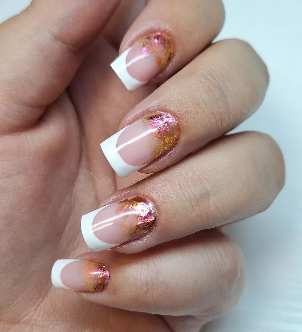 Francia végű, aranyba ködölt átmenetes, lekerekített szögletes műköröm